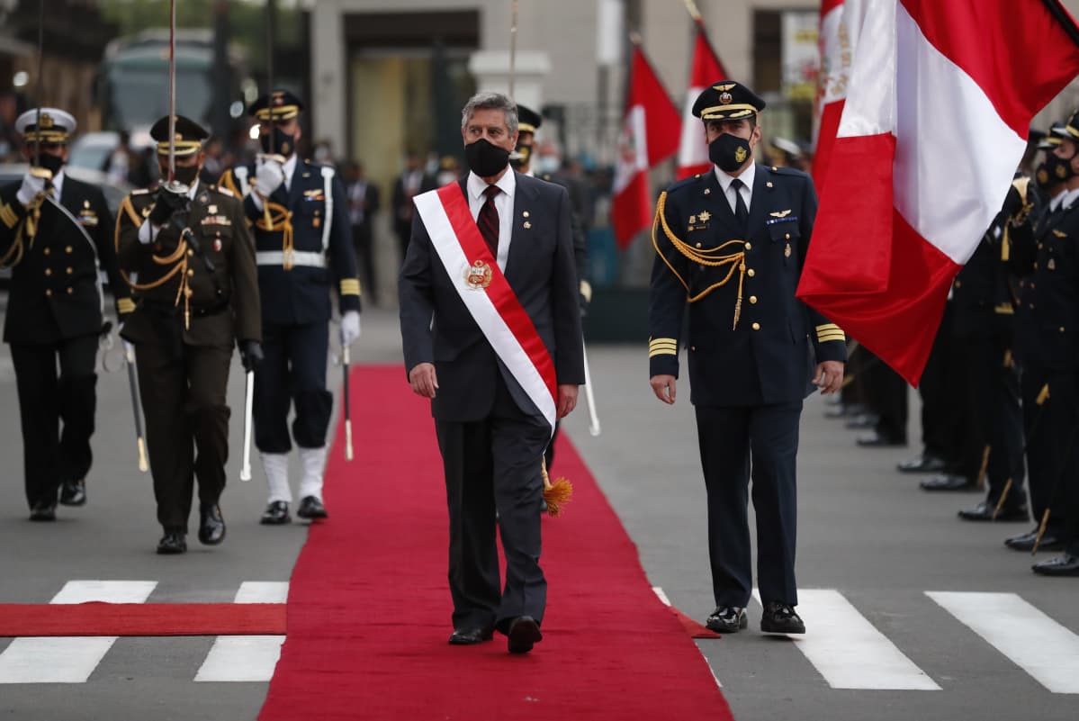 Perun uusi presidentti Francisco Sagasti virkavalatilaisuudessa